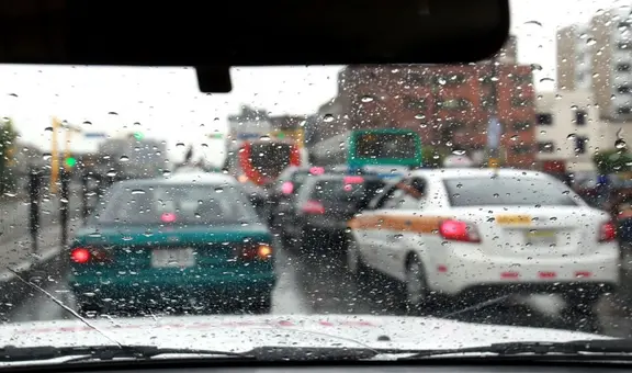 Conduce seguro bajo la lluvia o de noche: consejos clave para evitar accidentes y mantener el control de tu vehículo