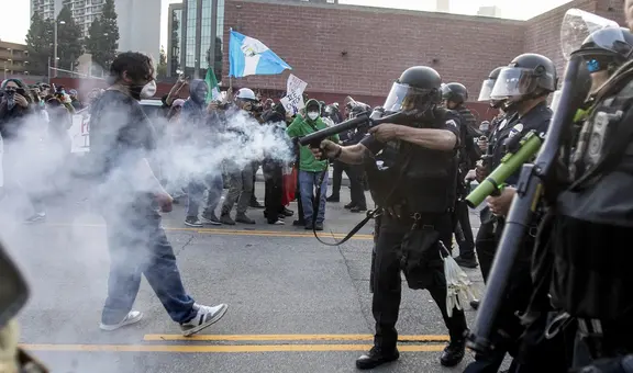 Inmigrante narra su amarga vivencia al ser impactado por una bala "no letal" en protestas contra ICE: "Vi mi mano y no tenía dedo"