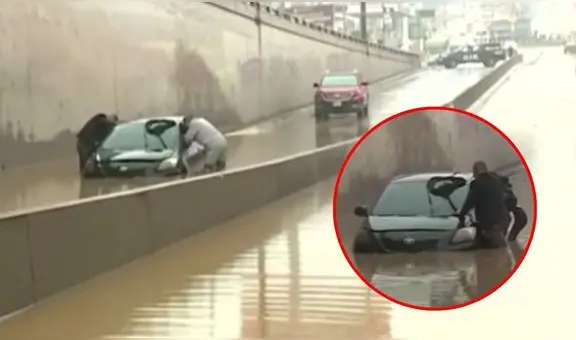 Vehículo queda atrapado por severo aniego en bypass de VMT debido a intensa llovizna: obra fue construida sin drenaje