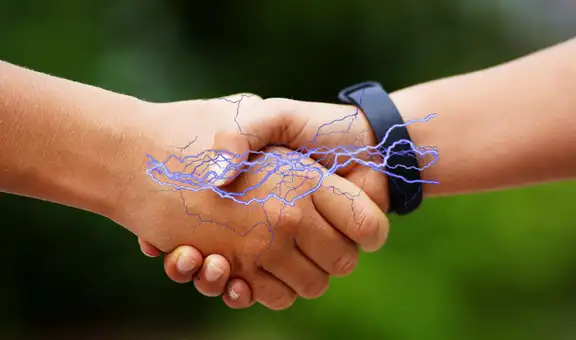 ¿Por qué sentimos corriente eléctrica al tocar a alguien? Esto dice la ciencia sobre ese fenómeno