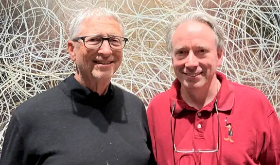Creó Linux y fue 'enemigo' de Microsoft por décadas: conoció a Bill Gates y aceptó tomarse un selfie