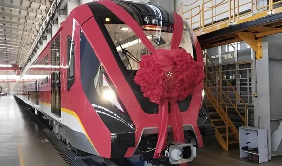 China entrega los primeros trenes automáticos que modernizarán la línea ferroviaria en un país de Sudamérica