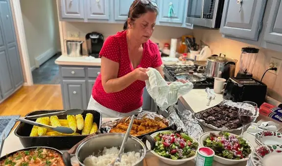 ICE detiene a inmigrante iraní fuera de su casa pese a haber vivido casi 50 años con su esposo en Estados Unidos