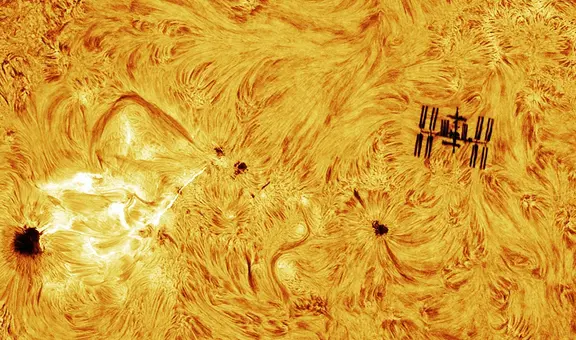 La Estación Espacial Internacional fue fotografiada mientras estalla una llamarada solar en un momento perfecto