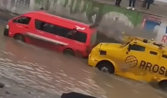 Camioneta de empresa de seguridad auxilia a combi atrapada por inundación en Villa El Salvador