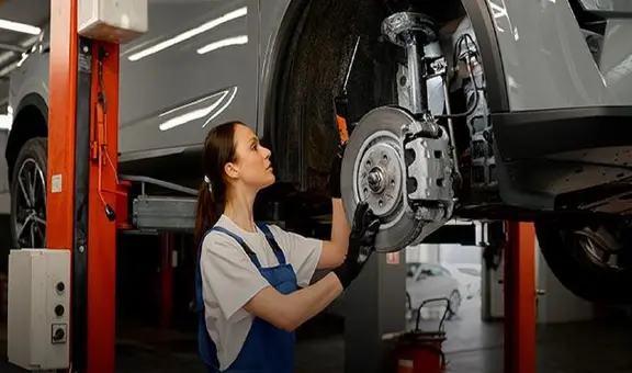 ¿Cómo mantener en buen estado los frenos, llantas y luces de tu vehículo?: guía de seguridad básica para una conducción segura