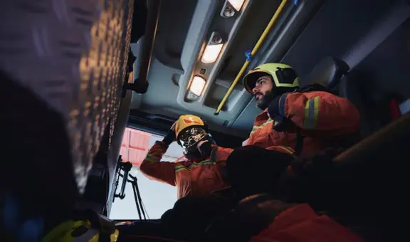 Bombero se ve obligado a trabajar con su bebé en brazos para cubrir turno a último minuto: "Me dijeron que me buscara la vida"