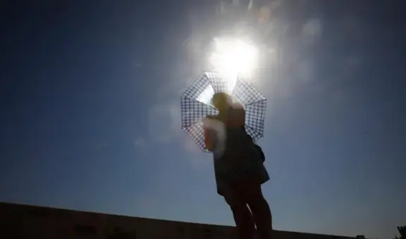 Madre deja a su hija en el coche con 30 grados y se va de compras en Francia: menor fue llevada a emergencias