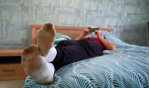 Científicos revelan los riesgos de dormir con medias sucias: puede acumular hasta 20 veces más bacterias que un inodoro