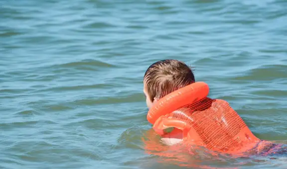 Niña de 5 años salva a su mamá de morir ahogada en Francia: logró mantenerla a flote con su chaleco inflable