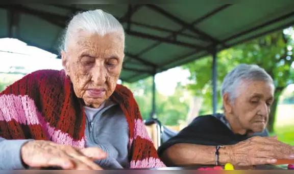 Adultos mayores de 65 años no deberían ducharse a diario: expertos recomiendan hacerlo dos o tres veces por semana