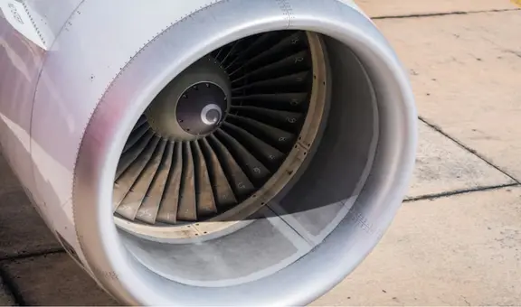 Hombre muere succionado por la turbina de un avión que iba a despegar en aeropuerto en Italia