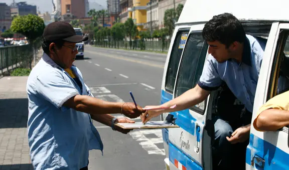 ¿Qué son los dateros y por qué gritan números a los conductores en las calles de Lima?