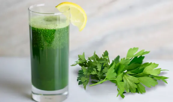 Jugo de perejil: qué beneficios tiene para la circulación, la inflamación y el sistema inmune según estudios científicos