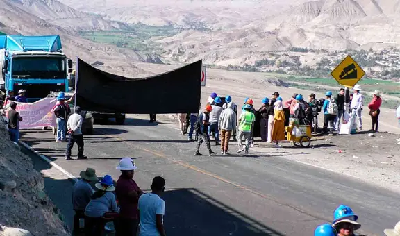 Mineros artesanales bloquean vía en Arequipa por segundo día y anuncian protesta indefinida: "Exigimos la ley MAPE"
