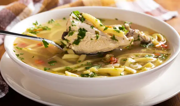 Una científica confirma que la sopa de pollo ayuda a recuperarnos más rápido de la gripe y resfríos