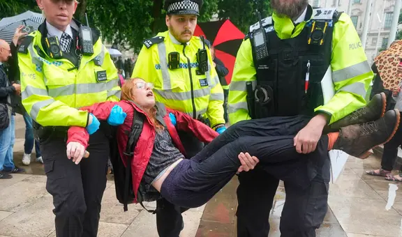Policía de Londres arresta a 55 manifestantes por sostener carteles de apoyo a los palestinos durante protestas