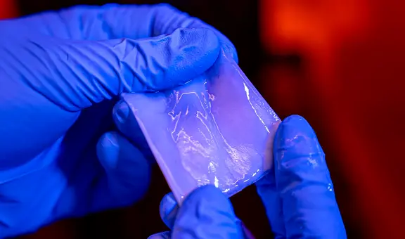 ¿Adiós al plástico?: científicos crean un nuevo material biodegradable igual de flexible y con la resistencia de un metal