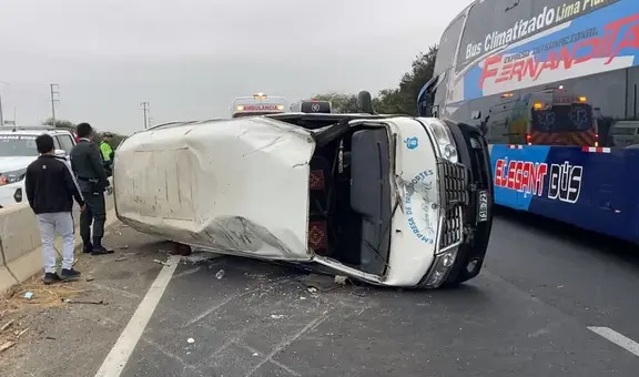 La Libertad: combi con escolares y padres se vuelca en la Panamericana Norte