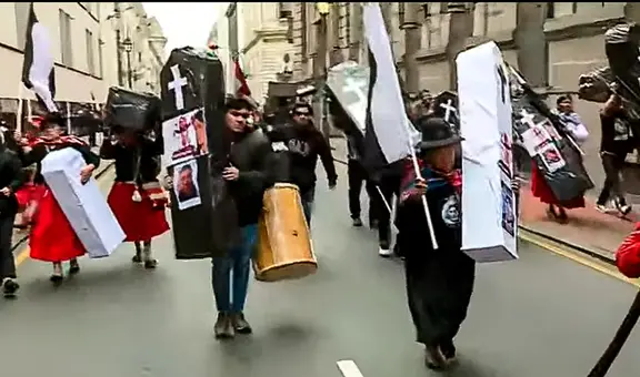 Familiares de víctimas de protestas rompen cerco policial del centro de Lima a horas del mensaje de Dina Boluarte