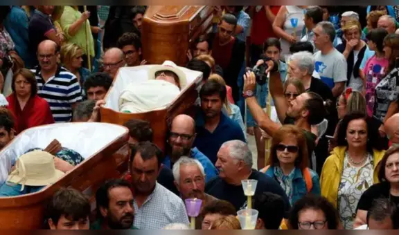 Hombre que sobrevivió a la muerte participa en insólito ritual de procesión de ataúdes en agradecimiento: "Tenía el hígado reventado"