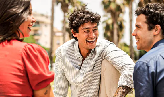 Volver a hablar con viejos amigos mejora la salud mental, según la ciencia: solo 1 de cada 3 se anima a enviar ese primer mensaje