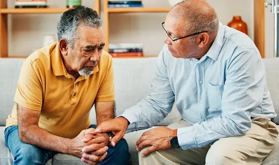 Este signo al hablar es un claro indicio de que el cerebro comienza envejecer en las personas