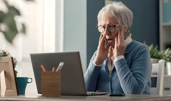 Mujer de 67 años encuentra al "amor de su vida" y este la estafa con miles de euros en Francia: "Fue mi error confiar"