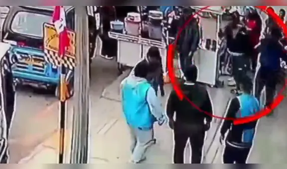 Cámaras de seguridad captan a mototaxistas que se enfrentan a cuchillazos para 'ganar' pasajeros en plena vía pública de Cañete