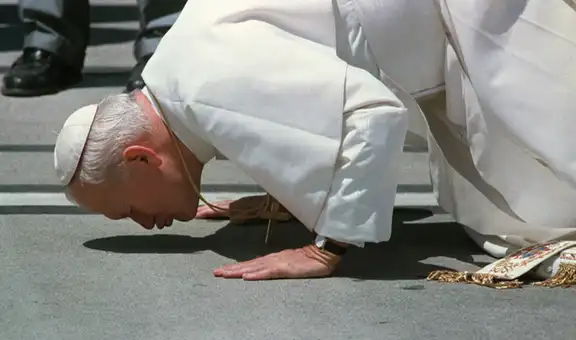 ¿Por qué Juan Pablo II besaba la tierra al llegar a un país? Una tradición con un significado profundo y un santo modelo