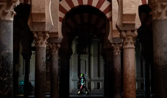 ¿Cómo se originó el incendio de la Mezquita en Córdoba? Detalles de la causa, los daños y cómo los bomberos evitaron una tragedia en España