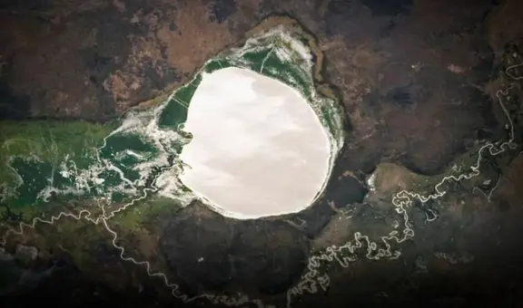 Astronautas revelan mediante una fotografía la existencia de un 'misterioso espejo plateado gigante' en el corazón de África