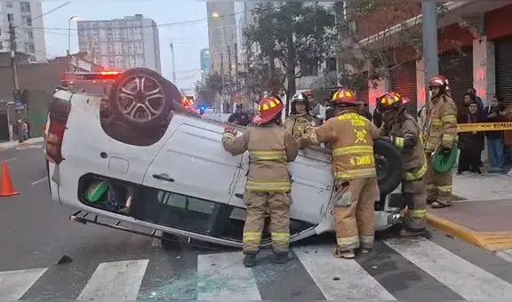 Fuerte choque entre dos autos en Cercado de Lima deja saldo de ocho heridos, incluyendo un recién nacido