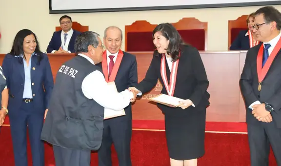 Corte Superior de Justicia de Moquegua entrega equipos de cómputo a Juzgados de Paz No Letrados y reconoce labor destacada de jueces
