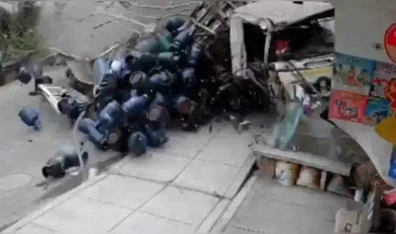 Tragedia en la entrada de Pasamayito: al menos 3 fallecidos deja violento triple choque en Collique, Comas