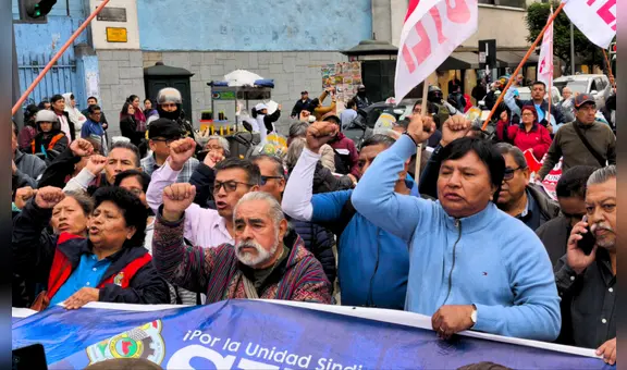 Maestros cesantes y jubilados del Sutep marchan hacia el Congreso este 20 de agosto: reciben pensiones menores a S/800