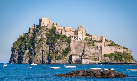 Esta es la isla que quedó sumergida tras una explosión volcánica y hoy vive del turismo: tiene más de 2000 años