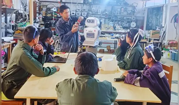 La historia del profesor peruano que creo 'Kipi', el primer robot quechua hablante que enseña en comunidades rurales