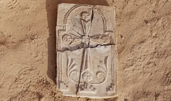 Arqueólogos descubren una cruz cristiana en Abu Dabi que revelan que unas casas de hace 1.400 años eran habitadas por cristianos