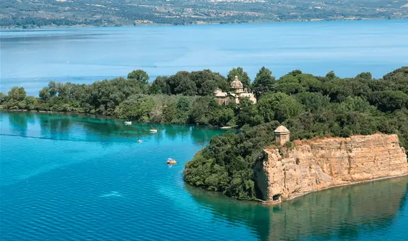 Arqueólogos italianos hallan estatua de 3.000 años con huellas “frescas” que desconciertan a la ciencia