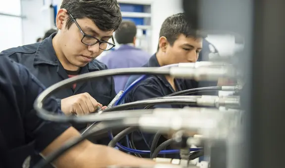 Demanda de carreras técnicas podrían igualar a las universitarias en 10 años, según experto: técnicos pueden ganar hasta 4 veces más