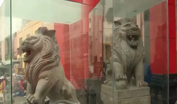 Leones del Barrio Chino ahora tienen vitrinas tras robo de colmillos y esfera de su escultura