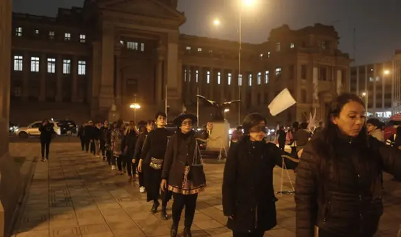 Familiares de víctimas de Barrios Altos y La Cantuta realizan plantón contra la Ley de Amnistía