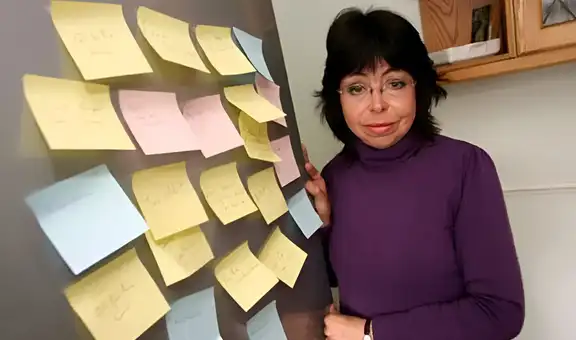 La mujer británica que no recuerda que está casada y cree vivir en 1994: su esposo revive su amor con notas y fotografías