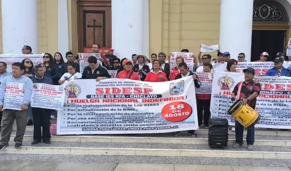 Docentes de institutos tecnológicos cumplen 16 días de huelga indefinida con plantón en la catedral de Chiclayo