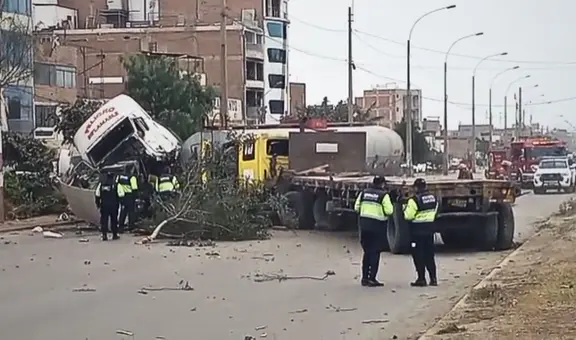 Impactante choque entre dos tráileres en Av. Los Alisos alarma a vecinos de San Martín de Porres por fuerte olor a combustible