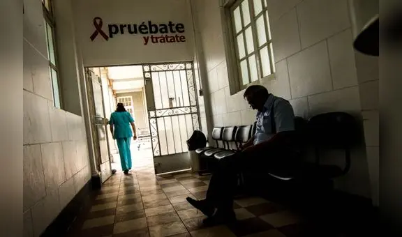 Pacientes con VIH denuncian desabastecimiento de medicamentos: "Nos dan los que están próximos a vencer"