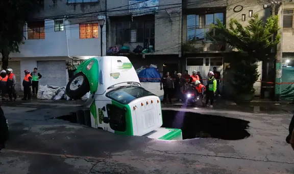 Pavimento "debora" a un camión de gaseosas tras caer en un gigantesco hueco de 8 metros en plena Ciudad de México