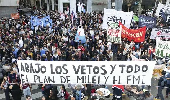 Médicos, jubilados y estudiantes marchan en Argentina contra Milei mientras el Congreso bloquea sus vetos