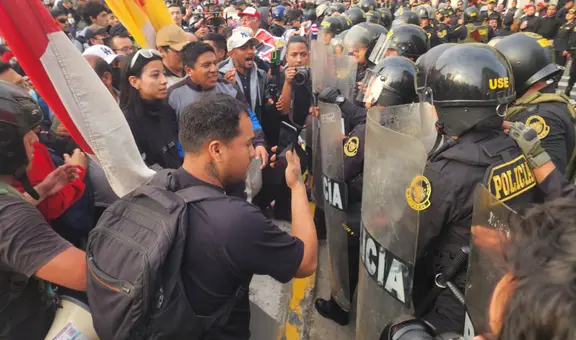 Marcha contra Boluarte y el Congreso: PNP reprime a manifestantes con bombas lacrimógenas en Plaza San Martín